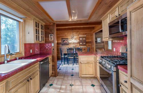 Sunriver House | Dog Friendly, across from tubing/SHARC, Nectar bed