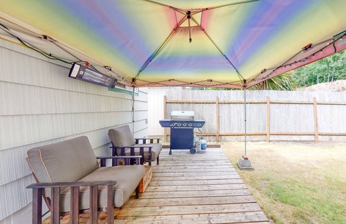 Winchester Bay Apartment | Dog-friendly ADU with a full kitchen & shared washer/dryer - near the water