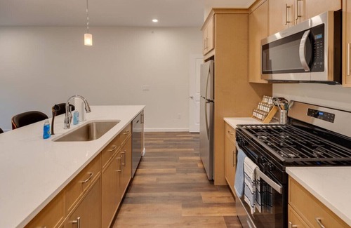 Lincoln House | Dog Friendly-Amenities-Shuttle!