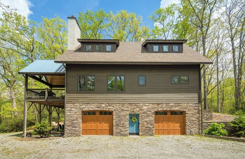 Brevard House | Dog Friendly and Family Ready Home Near Dupont State Forest!