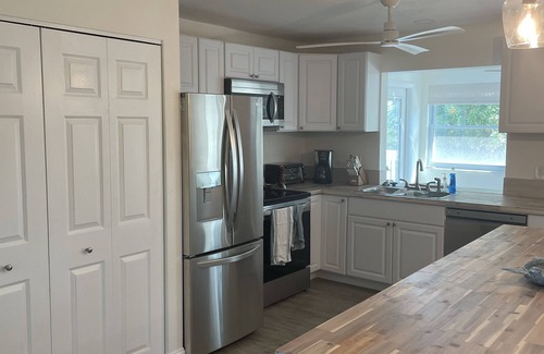 Whitney Beach House | DOG FRIENDLY and PERFECT LBK LOCATION