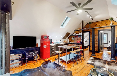 Belfast Apartment | Dog-friendly apartment with firepit, grill & fireplace - walk to dining & trails