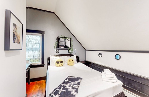Belfast Apartment | Dog-friendly apartment with firepit, grill & fireplace - walk to dining & trails