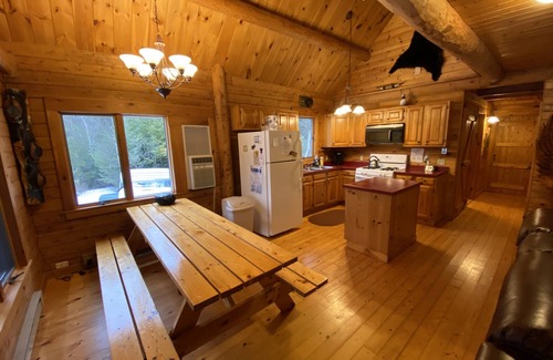 Sullivan Cabin | Dog-Friendly Autumn Retreat- Hike Relax, Repeat!