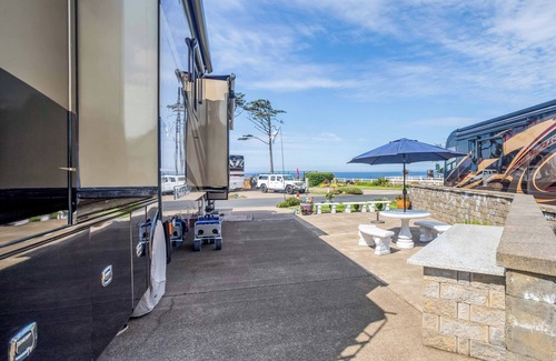 Agate Beach RV Rental | Dog Friendly, Available with 50AMP, 30AMP, Water and Sewer hook up's, WiFi