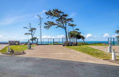Agate Beach RV Rental | Dog Friendly, Available with 50AMP, 30AMP, Water and Sewer hook up's, WiFi