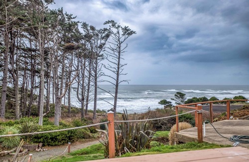 Agate Beach RV Rental | Dog Friendly, Available with 50AMP, 30AMP, Water and Sewer hook up's, WiFi