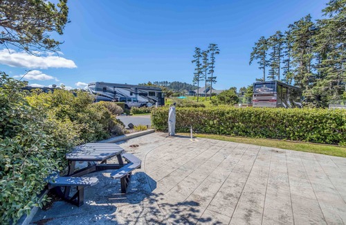 Agate Beach RV Rental | Dog Friendly, Available with 50AMP, 30AMP, Water and Sewer hook up's, WiFi
