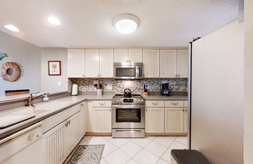 Fernandina Beach Condo | Dog-friendly condo steps to beach wth pool, AC & elevator