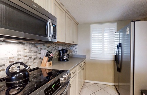 Fernandina Beach Condo | Dog-friendly condo steps to beach wth pool, AC & elevator