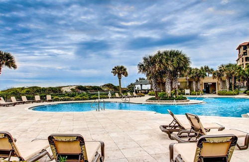 Fernandina Beach Condo | Dog-friendly condo steps to beach wth pool, AC & elevator
