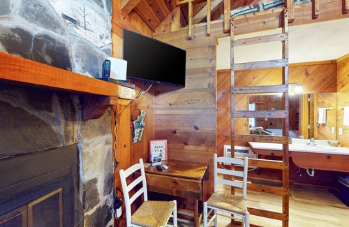 Sautee Nacoochee Cottage | Dog-friendly, cozy cottage retreat withing a 5 minute drive to downtown Helen
