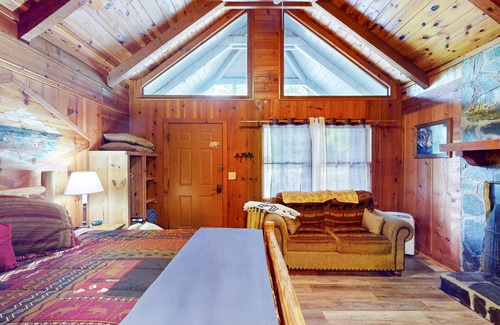 Sautee Nacoochee Cottage | Dog-friendly, cozy cottage retreat withing a 5 minute drive to downtown Helen