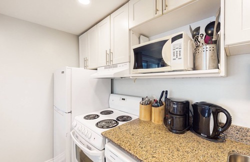 Craigleith Apartment | Dog-friendly condo w/shared pool & tennis - walk to slopes
