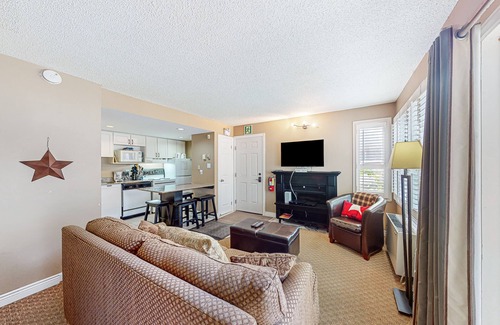 Craigleith Apartment | Dog-friendly studio with pool/hot tub/tennis access - near beach