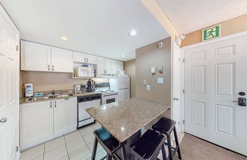Craigleith Apartment | Dog-friendly studio with pool/hot tub/tennis access - near beach