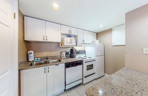 Craigleith Apartment | Dog-friendly studio with pool/hot tub/tennis access - near beach