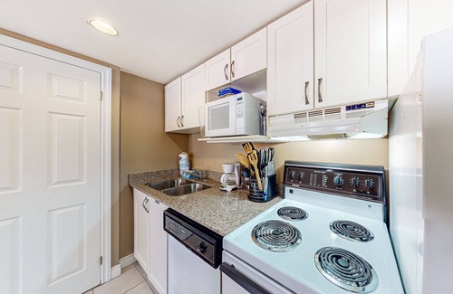 Craigleith Apartment | Dog-friendly studio with pool/hot tub/tennis access - near beach