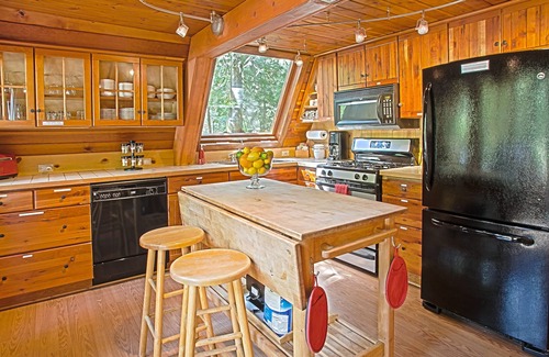 Nisqually Park Cabin | Dog friendly cabin at Mt. Rainier. Featuring WiFi, hot tub, fireplace & BBQ.