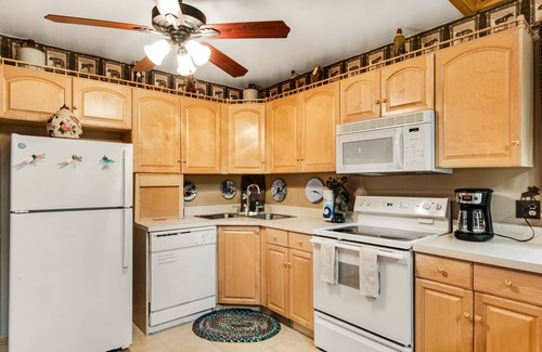Big Flats House | Dog-friendly cabin on quiet lot near the creek with playground, firepit & W/D