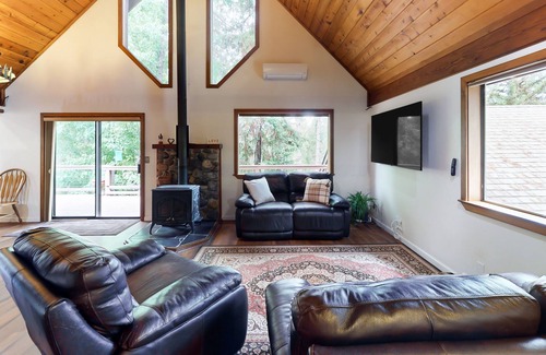 Applegate House | Dog-friendly cabin on a working goat farm with private deck, firepit & fireplace
