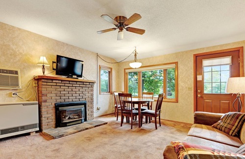 Eagle River Cottage | Dog-friendly cabin w/private deck, shared tennis court & dock on Voyageur Lake!