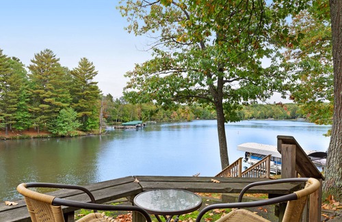 Eagle River Cottage | Dog-friendly cabin w/private deck, shared tennis court & dock on Voyageur Lake!