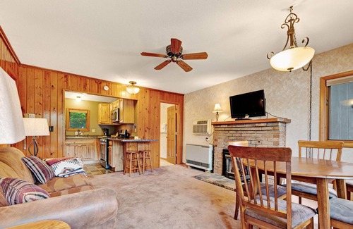 Eagle River Cottage | Dog-friendly cabin w/private deck, shared tennis court & dock on Voyageur Lake!
