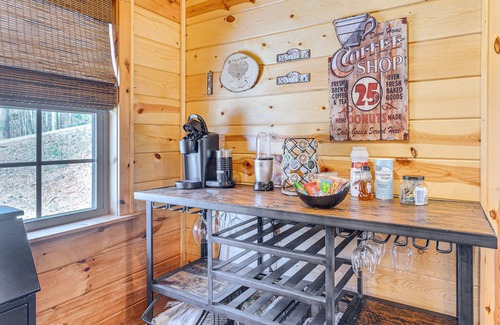 Murphy Cabin | Dog-Friendly Cabin w/Fire Pit & Hot Tub!