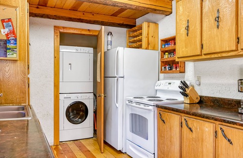 South Fork House | Dog-Friendly Cabin w/Washer/Dryer, WiFi, & Firepit - Steps From the Rio Grande