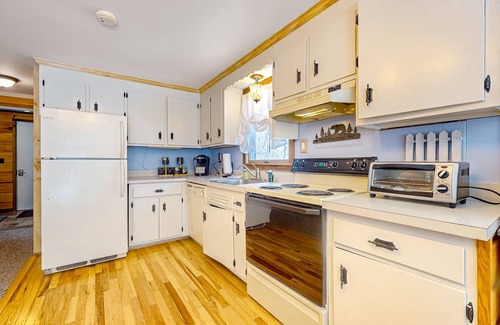 Wilmington House | Dog-friendly cabin with pools, hot tub, tennis & pickleball - near Mt. Snow