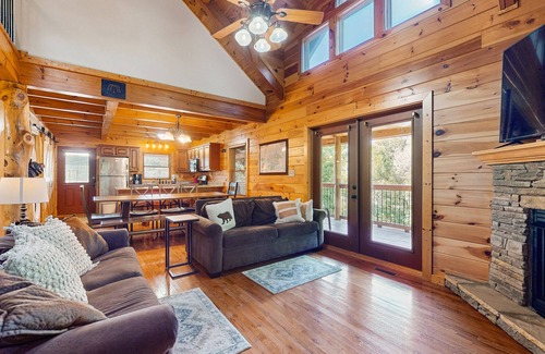 Caryville Cabin | Dog- friendly cabin with lakeside views, deck & game room