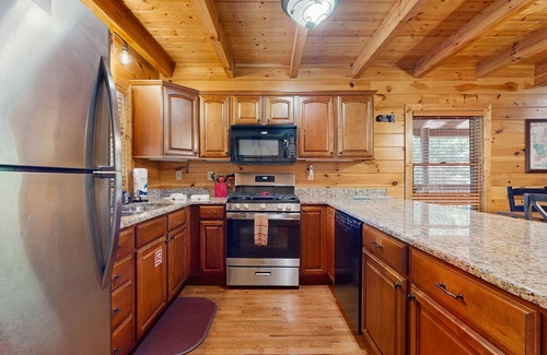 Caryville Cabin | Dog- friendly cabin with lakeside views, deck & game room