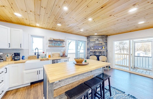 Saint David House | Dog-friendly cabin with amazing lakefront views, fireplace, BBQ, & W/D