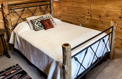 Morganton Cabin | ♦︎Dog friendly cabin with hot tub and gorgeous view of the Blue Ridge Mountains