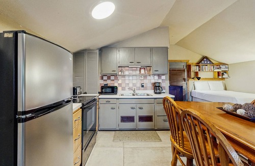 Frisco Cabin | Dog-Friendly Cabin with Fireplace & Mountain Views near Downtown & Lake