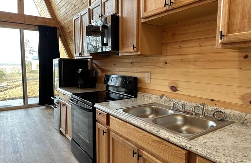 Newport Cabin | Dog-friendly cabin with mountain & water views - balcony, smart TVs, W/D, & AC