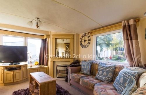 Corton House | Dog friendly caravan for hire by a beautiful beach in Suffolk ref 32024AZ