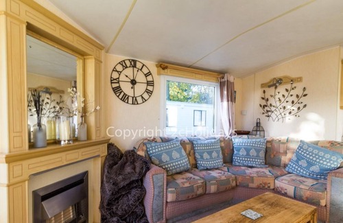 Corton House | Dog friendly caravan for hire by a beautiful beach in Suffolk ref 32024AZ