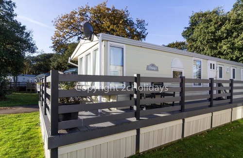 Corton House | Dog friendly caravan for hire by a beautiful beach in Suffolk ref 32024AZ