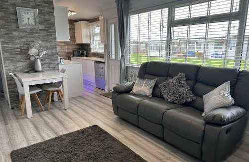 Great Yarmouth House | Dog friendly chalet in Hemsby by Winterton Cottages