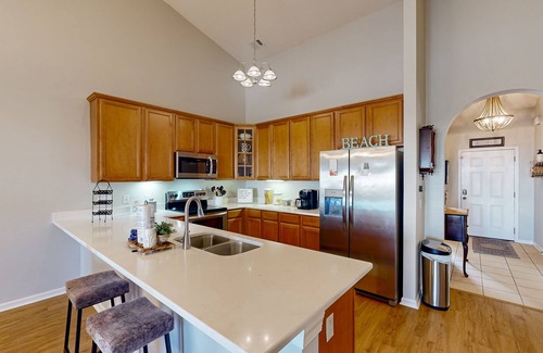 Savannah House | Dog Friendly Charming Lagoon-Front Townhouse in Savannah