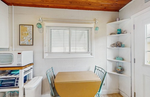 Atlantic Beach Cottage | Dog-friendly coastal home close to the beach and local attractions