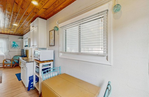 Atlantic Beach Cottage | Dog-friendly coastal home close to the beach and local attractions
