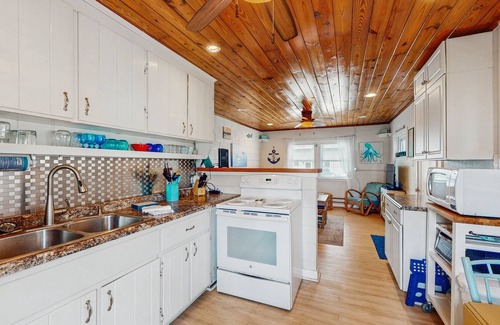 Atlantic Beach Cottage | Dog-friendly coastal home close to the beach and local attractions