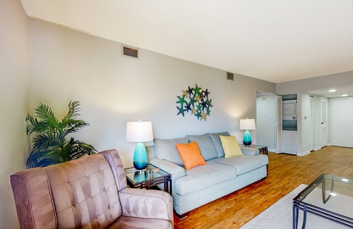 Harbour Town Condo | Dog-friendly coastal condo - water views, balcony, W/D, & AC