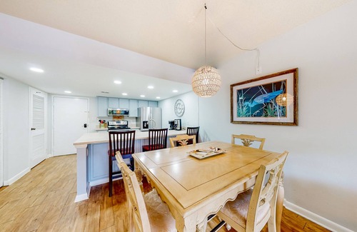 Harbour Town Condo | Dog-friendly coastal condo - water views, balcony, W/D, & AC