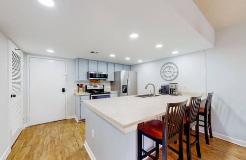 Harbour Town Condo | Dog-friendly coastal condo - water views, balcony, W/D, & AC