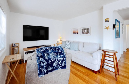 Winchester Bay House | Dog-friendly coastal-themed home with a full kitchen & washer/dryer