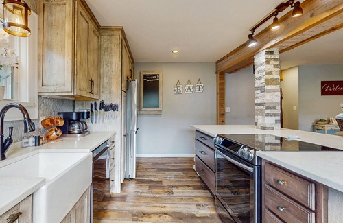 Sugar Mountain Condo | Dog-friendly condo w/mountain views, balcony, gas fireplace, & shared grills